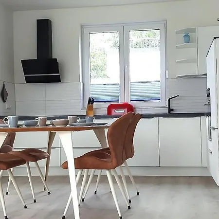 Hangar 19 Seerose 2-3 *